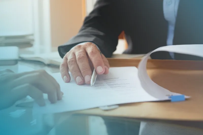 ¿Puede un juez calificar la motivación de un laudo arbitral?